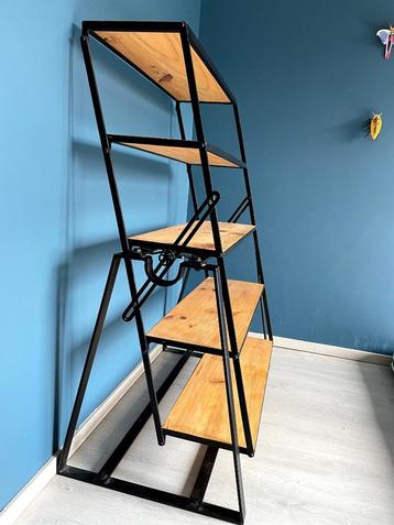Multifunctioneel meubel: rek én tafel in één beschikbaar voor biedingen