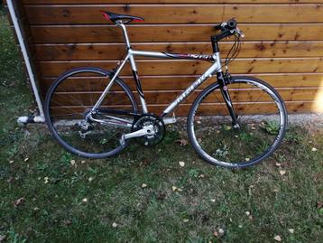 Te koop aluminum racefiets trek met recht stuur beschikbaar voor biedingen