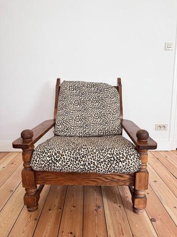 Fauteuil en bois vintage disponible aux enchères