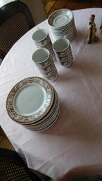 Retro servies 12 borden 12 kleine borden en 11 tassen, Ophalen