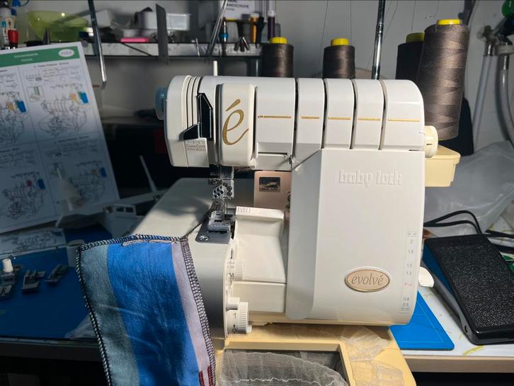 Babylock Evolve gecombineerde overlock coverlockmachine., Hobby en Vrije tijd, Naaimachines en Toebehoren, Zo goed als nieuw, Naaimachine