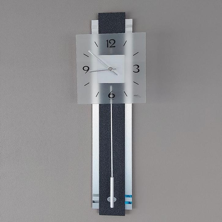 Moderne wandklok met slinger, Huis en Inrichting, Woonaccessoires | Klokken, Zo goed als nieuw, Wandklok, Ophalen