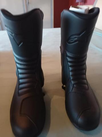 Nieuwe moto schoenen voor dames beschikbaar voor biedingen