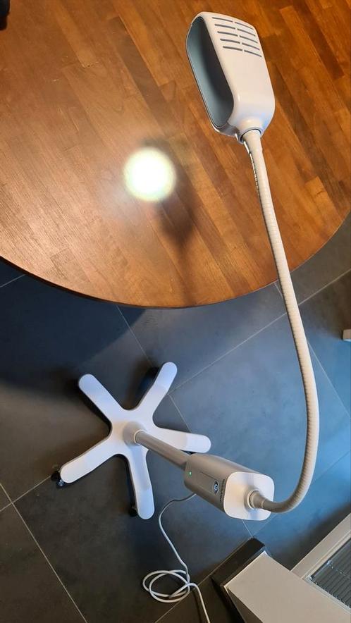 Lamp met zeer geconcentreerd licht op rolstatief, Maison & Meubles, Lampes | Lampadaires, Comme neuf, Enlèvement