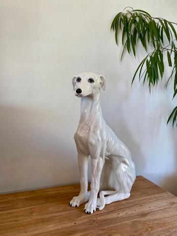 Vintage Italiaans design keramisch beeld windhond beschikbaar voor biedingen