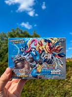 Pokémon Lucario Deluxe Box, Hobby en Vrije tijd, Verzamelkaartspellen | Pokémon, Ophalen of Verzenden, Nieuw, Boosterbox, Foil