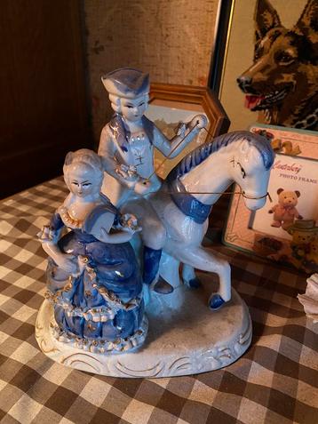 Vintage porseleinen beeldje beschikbaar voor biedingen