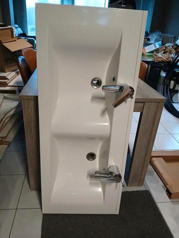 Dubbele lavabo Nadja met kranen beschikbaar voor biedingen