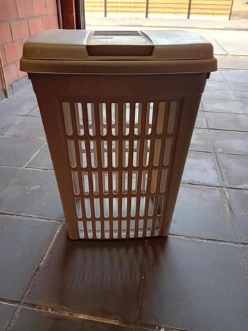 Hoge wasmand  beschikbaar voor biedingen