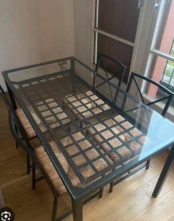 Zwarte tafel van staal en glas + 4 stoelen beschikbaar voor biedingen