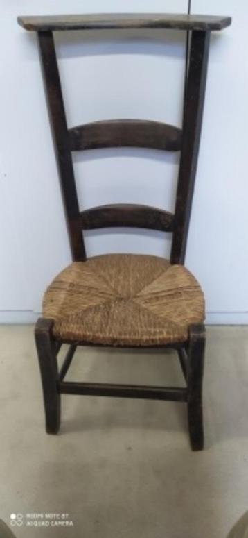 Antieke kerkstoel beschikbaar voor biedingen