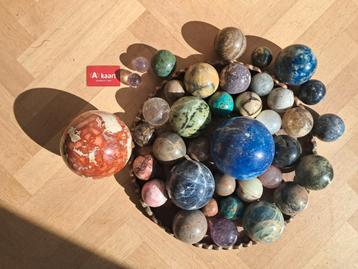 Collection de 37 sphères en pierre, marbre et pierre semi-pr, Enlèvement