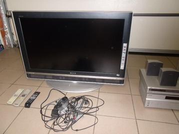 TV plus videospeler en versterkerradio plus boxen beschikbaar voor biedingen
