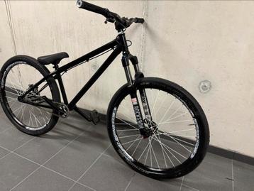 Custom  YT dirtjumper beschikbaar voor biedingen