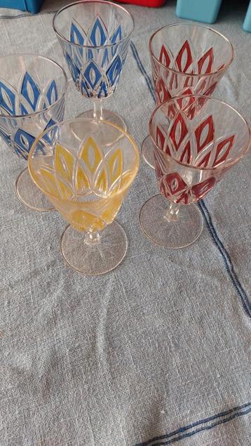 5 jolis verres colorés vintage  beschikbaar voor biedingen