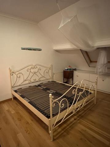 Metalen bed wit patin 180x200 cm + verstelbare lattenbodems beschikbaar voor biedingen