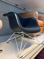 Vitra Eames LAR stoel, Huis en Inrichting, Stoelen, Stof, Zwart, Design, Nieuw