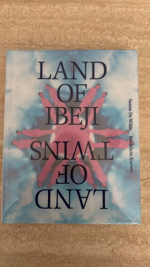 Nieuw! Boek “Land of Ibeji/Land of Twins”, Boeken, Godsdienst en Theologie, Nieuw, Ophalen of Verzenden