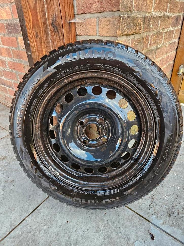 Lot 4 pneus hiver Kumho 185/65 R15 sur jantes tôle – Très bo, Auto-onderdelen, Banden en Velgen, Banden en Velgen, Winterbanden