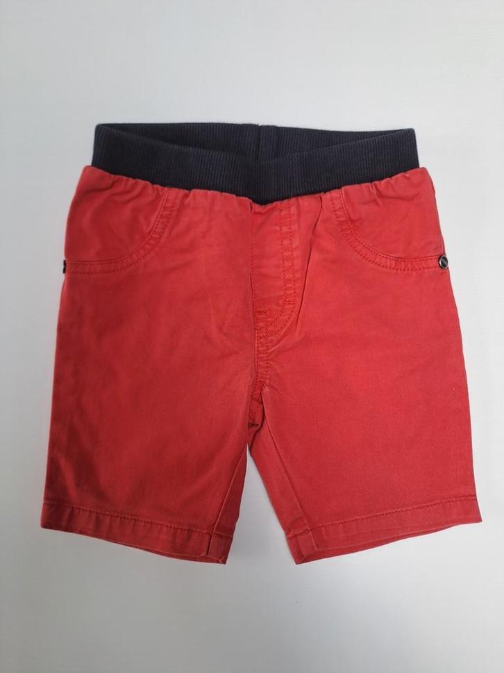 Mt 92 Rode short met zwarte rekkerband, Kinderen en Baby's, Kinderkleding | Maat 92, Zo goed als nieuw, Jongen, Broek, Ophalen of Verzenden