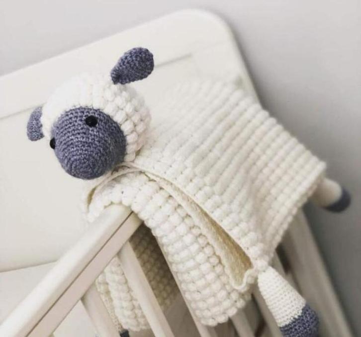 Handgemaakte / gehaakt deken met schaap , knuffeldeken  Uren, Kinderen en Baby's, Speelgoed | Knuffels en Pluche, Verzenden