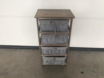 (24) Zeer mooi kastje met rieten mandjes beschikbaar voor biedingen