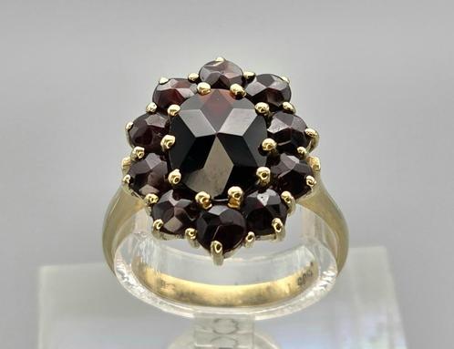 Gouden Vintage ring met edelsteen granaat. 2025/598., Handtassen en Accessoires, Antieke sieraden, Ring, Goud, Met edelsteen, Verzenden