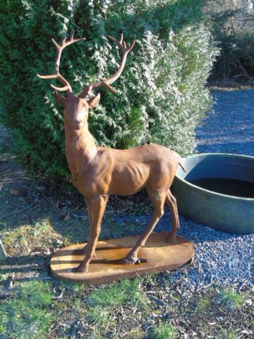 Roestig gietijzeren beeld van een groot staand hert, Tuin en Terras, Tuinbeelden, Nieuw, Dierenbeeld, Metaal, Ophalen