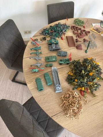 Soldaatjes met voertuigen en toebehoren! Lekker Oldschool beschikbaar voor biedingen