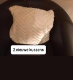 2 witte decoratieve kussens van 45 cm op 45 cm. Nieuw, nooit, Ophalen of Verzenden, Nieuw