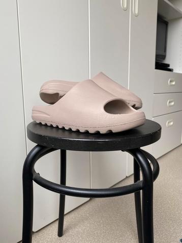 Yeezy slides beschikbaar voor biedingen