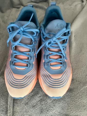 Sneakers ARKK beschikbaar voor biedingen