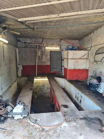 Grand garage avec fosse  beschikbaar voor biedingen