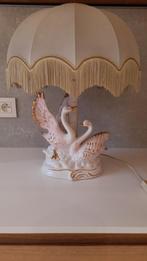 Elegante tafellamp met 2 zwanen als voetstuk, Ophalen of Verzenden, Zo goed als nieuw, Overige materialen, 50 tot 75 cm