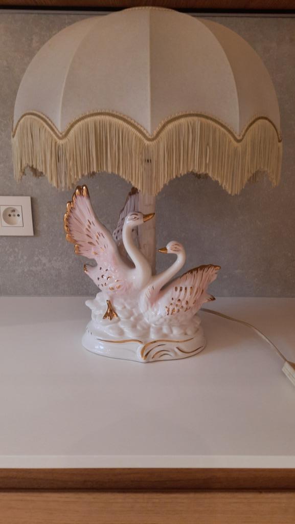 Lampe de table élégante avec 2 cygnes comme piédestal, Maison & Meubles, Lampes | Lampes de table, Comme neuf, 50 à 75 cm, Autres matériaux