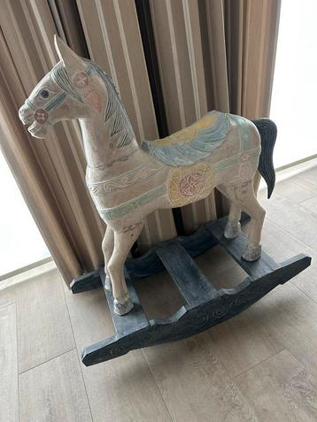 Houten schommelpaard als decoratie beschikbaar voor biedingen