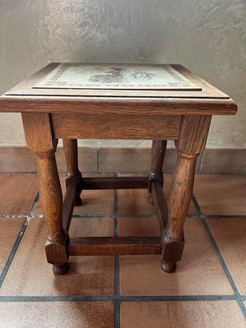 Vintage houten bijzettafeltje met keramieken tegelblad beschikbaar voor biedingen