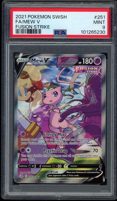 Mew V [Full Art] PSA 9 - 251/264 - Fusion Strike 2021, Hobby en Vrije tijd, Verzamelkaartspellen | Pokémon, Zo goed als nieuw