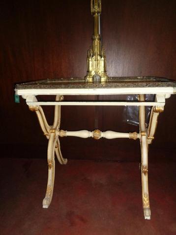 *Prachtige antieke tafel (19e eeuw) met bronzen galerij.