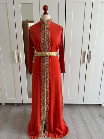 Oranje caftan met goudkleurige bewerking beschikbaar voor biedingen