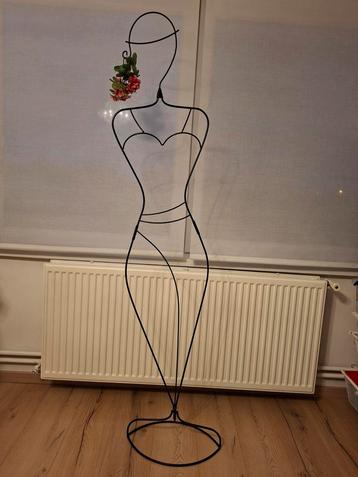 Dames silhouette kledingrek mannequin beschikbaar voor biedingen