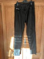 Motorbroek JOHN DOE, Ophalen