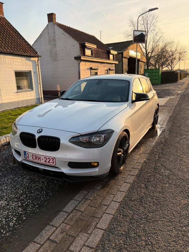 BMW f20 114i, Auto's, BMW, Particulier, 1 Reeks, Android Auto, Benzine, Euro 6, 5 deurs, Handgeschakeld, Wit, Zwart, Stof, Achterwielaandrijving