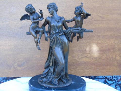 statue d une femme et 2 angelots en bronze signé sur marbre, Antiquités & Art, Antiquités | Bronze & Cuivre, Bronze, Enlèvement ou Envoi