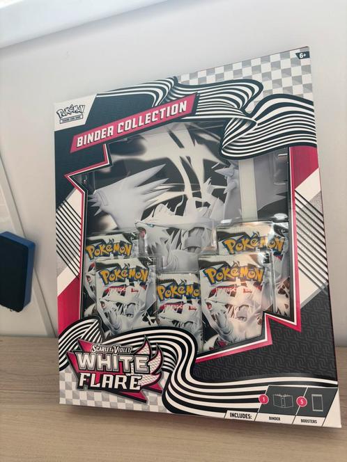 White Flare Binder Collection - Reshiram  Scarlet & Violet, Hobby en Vrije tijd, Verzamelkaartspellen | Pokémon, Ophalen of Verzenden