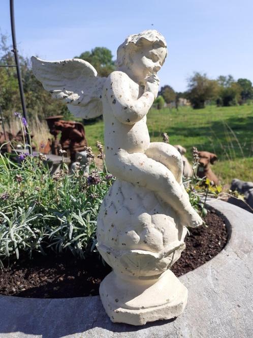 PRACHTIGE ENGEL, CHERUBIJN OP DENNENAPPEL IN GEPATINEERD GIE, Tuin en Terras, Tuinbeelden, Nieuw, Engelenbeeld, Overige materialen