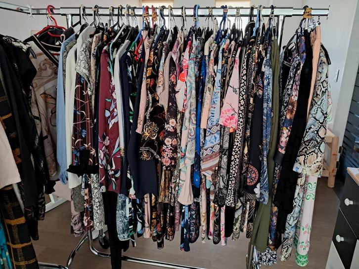 Merk kleding, 130 stuks met 1 professioneel kledingrek, Vêtements | Femmes, Packs de vêtements pour femmes, Comme neuf, Enlèvement ou Envoi