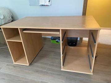 bureau inclusief 3 meegeleverde schuiven beschikbaar voor biedingen
