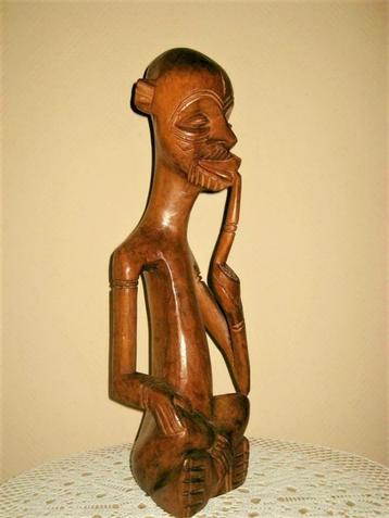Groot oude Afrikaanse handgesneden houten sculptuur beschikbaar voor biedingen