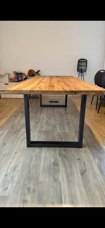 Tafel eik beschikbaar voor biedingen